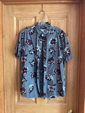Express Men’s Short-Sleeve Button-Up Shirt - Gray with Burgundy Floral